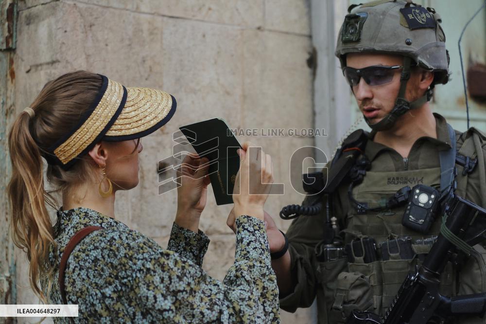 Israeli Army Checks Journalists in Hebron - Palestine