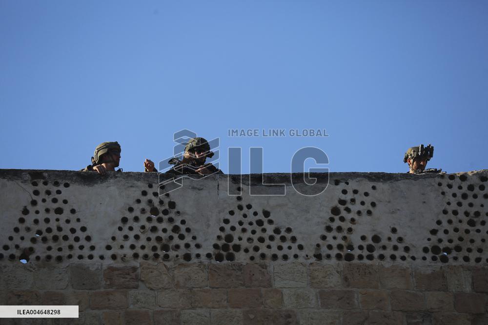 Israeli Army Checks Journalists in Hebron - Palestine