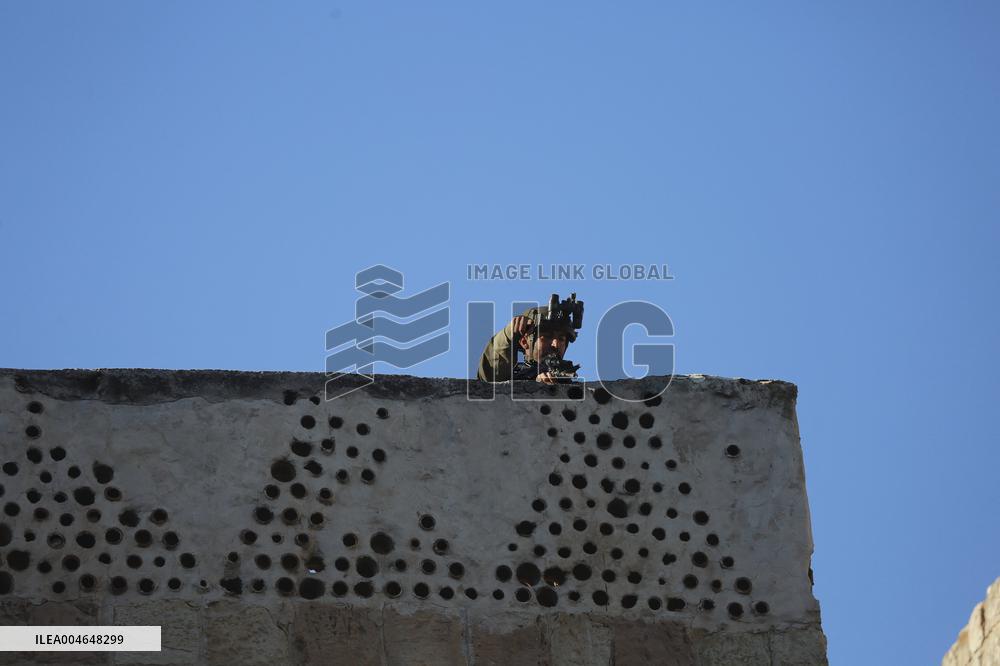 Israeli Army Checks Journalists in Hebron - Palestine