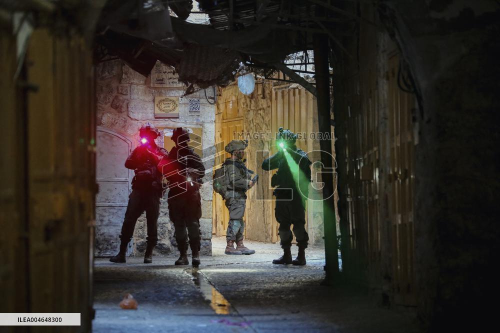 Israeli Army Checks Journalists in Hebron - Palestine