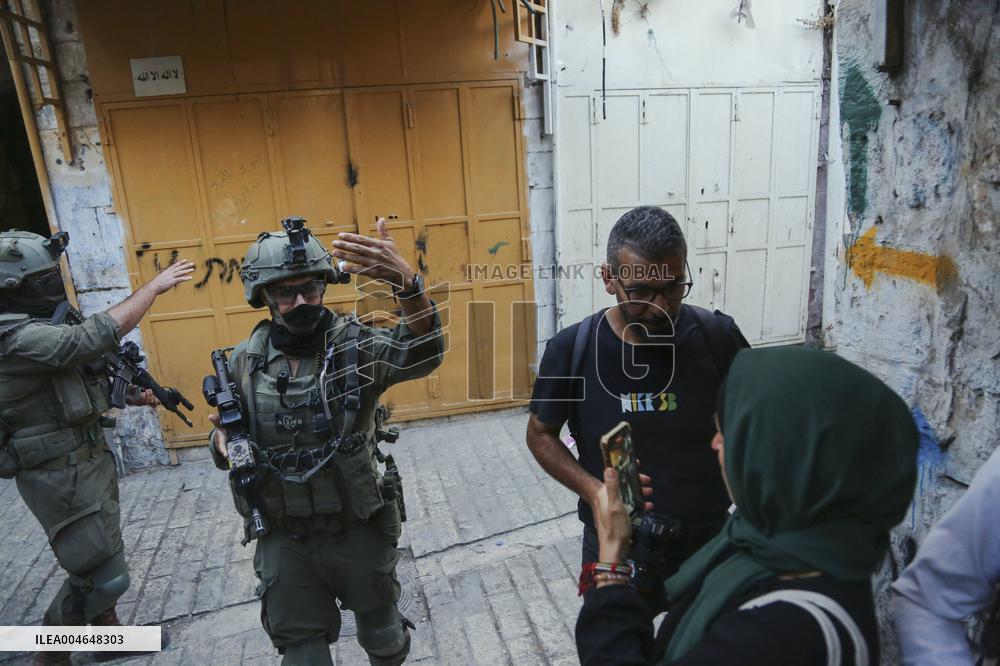 Israeli Army Checks Journalists in Hebron - Palestine