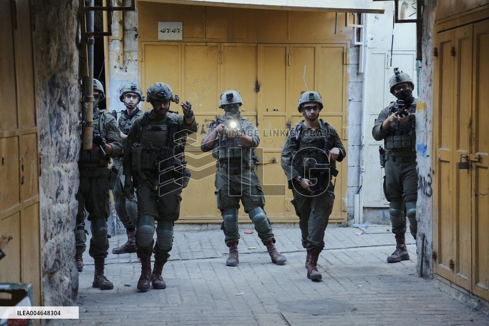 Israeli Army Checks Journalists in Hebron - Palestine