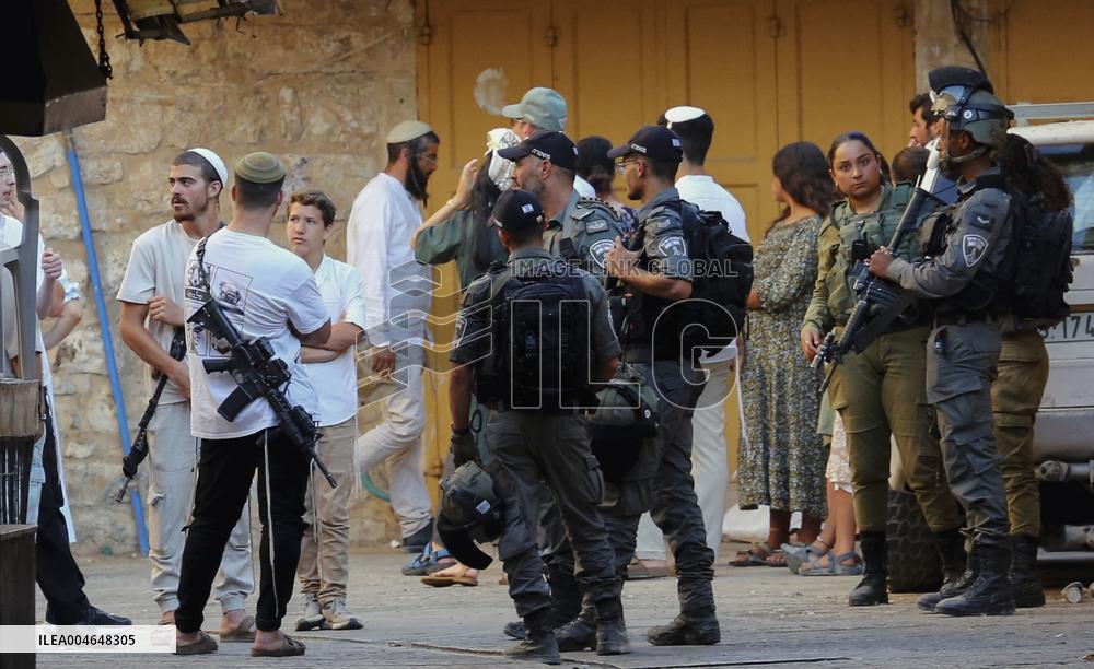 Israeli Army Checks Journalists in Hebron - Palestine