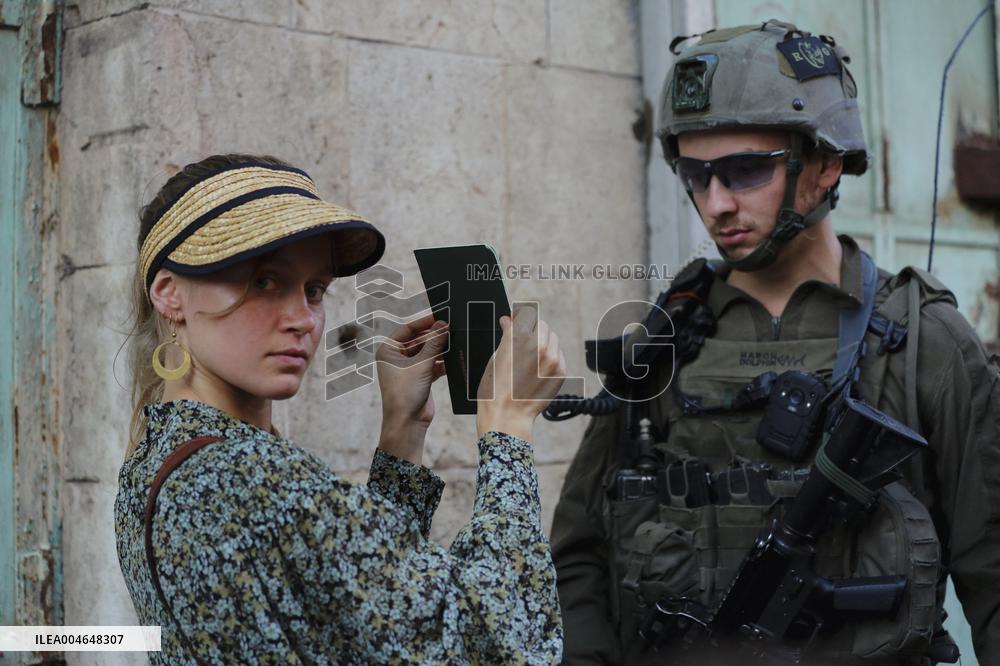 Israeli Army Checks Journalists in Hebron - Palestine