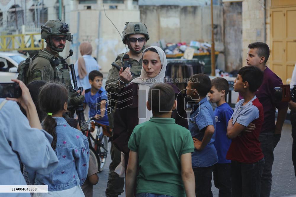Israeli Army Checks Journalists in Hebron - Palestine