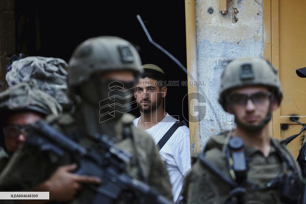Israeli Army Checks Journalists in Hebron - Palestine