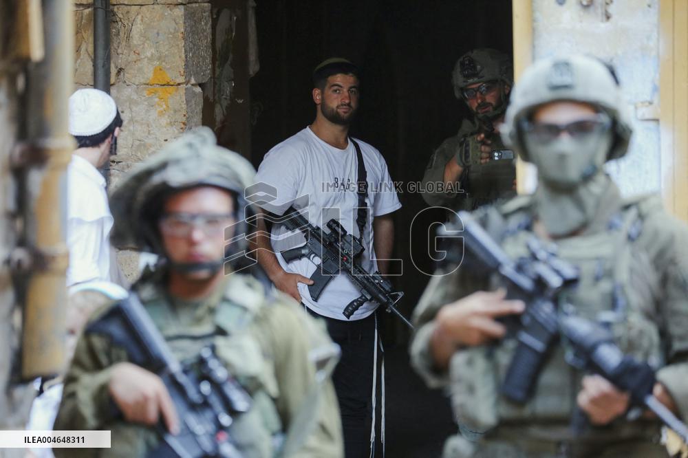 Israeli Army Checks Journalists in Hebron - Palestine