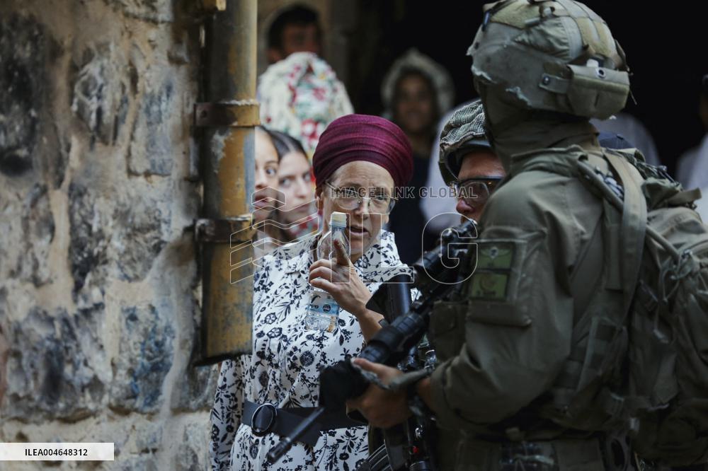 Israeli Army Checks Journalists in Hebron - Palestine