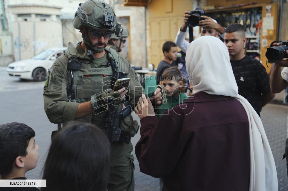 Israeli Army Checks Journalists in Hebron - Palestine