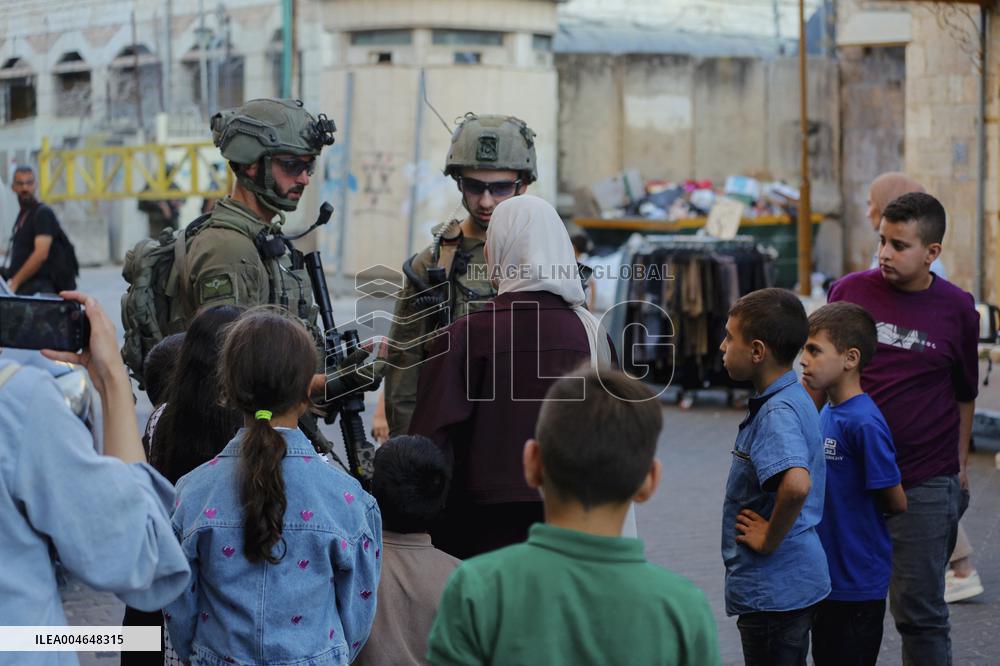 Israeli Army Checks Journalists in Hebron - Palestine