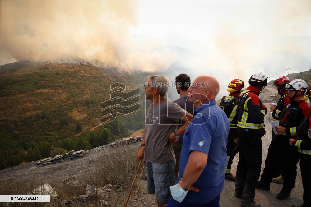 Fire in Zamora Remains Active - Spain