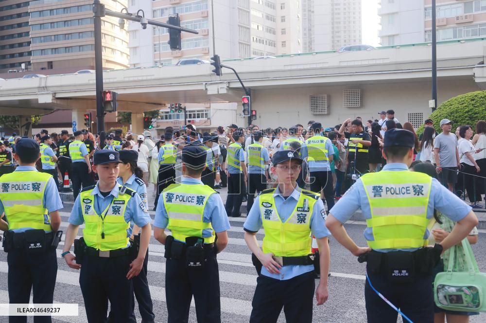 Chinese Teenagers Chasing Stars Phenomenon