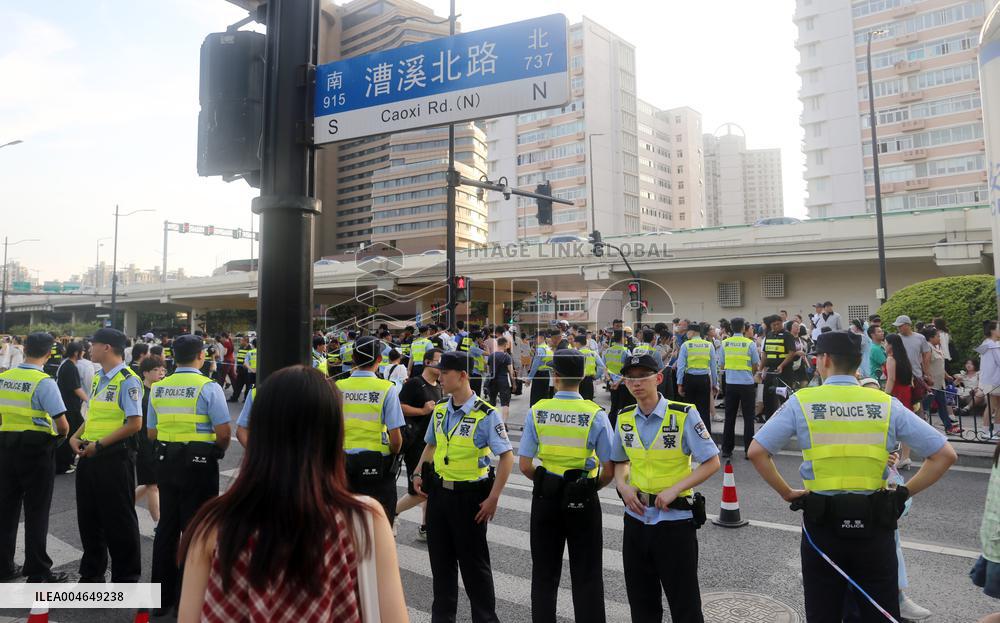Chinese Teenagers Chasing Stars Phenomenon