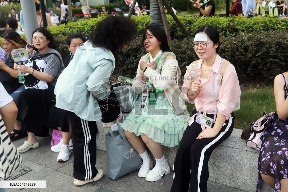 Chinese Teenagers Chasing Stars Phenomenon