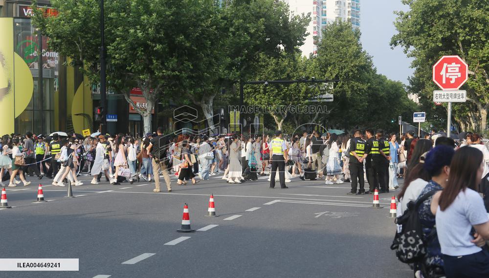 Chinese Teenagers Chasing Stars Phenomenon