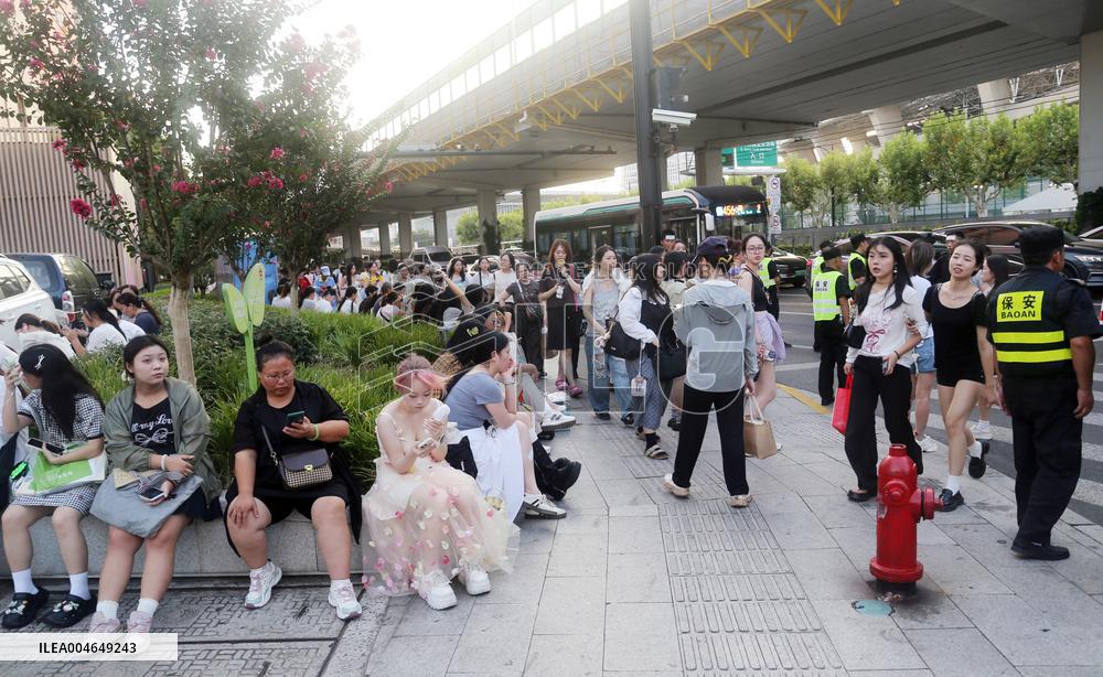 Chinese Teenagers Chasing Stars Phenomenon