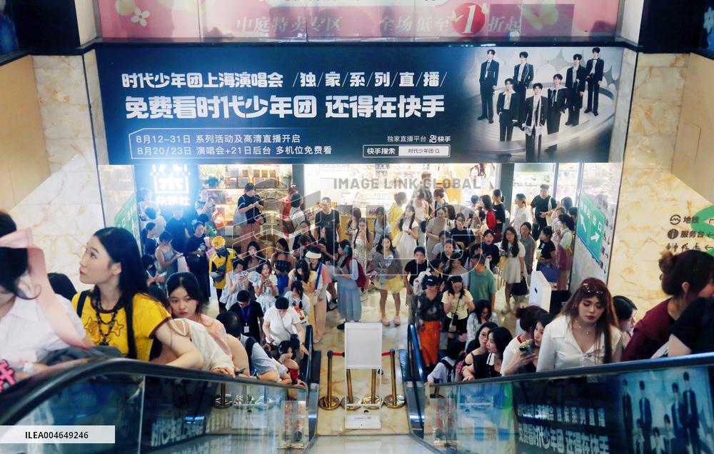 Chinese Teenagers Chasing Stars Phenomenon