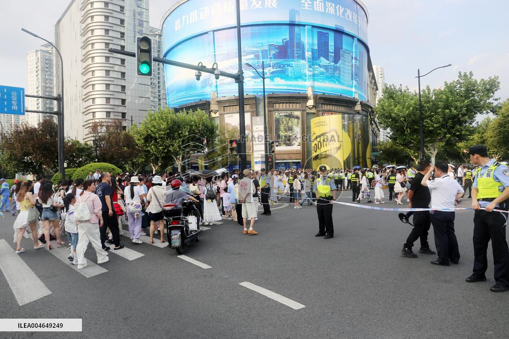 Chinese Teenagers Chasing Stars Phenomenon
