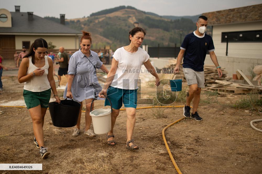 Wildfires Drive Evacuations in Leon