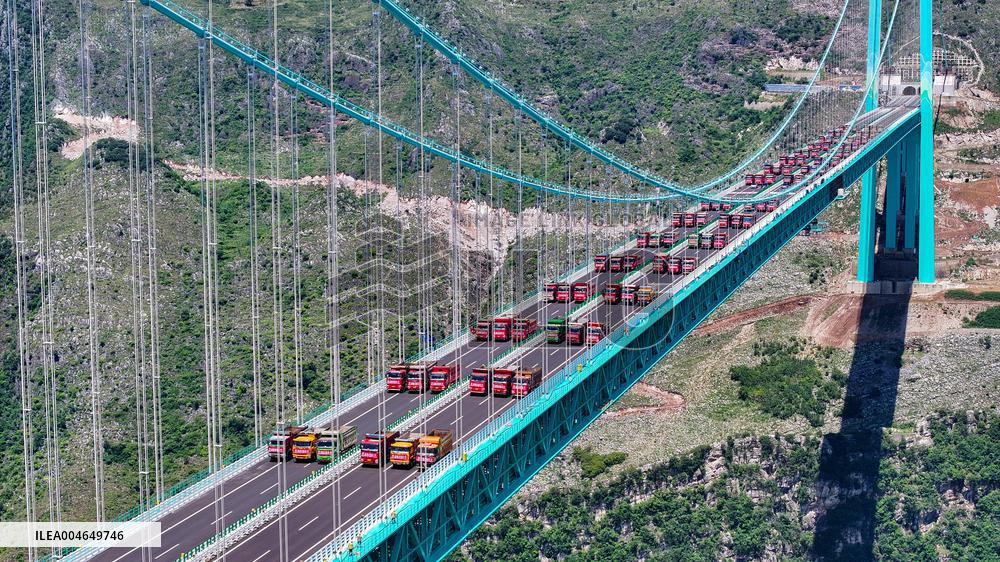 World Tallest Bridge Huajiang Canyon Bridge Load Testing