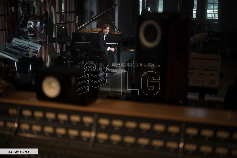 THE HIVES PELLE ALMQVIST