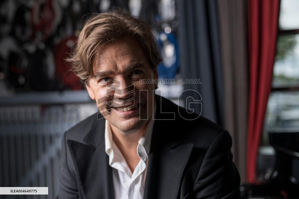 THE HIVES PELLE ALMQVIST