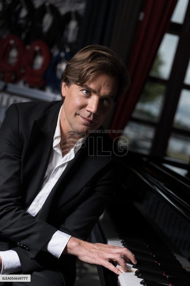 THE HIVES PELLE ALMQVIST