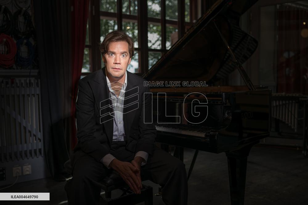 THE HIVES PELLE ALMQVIST