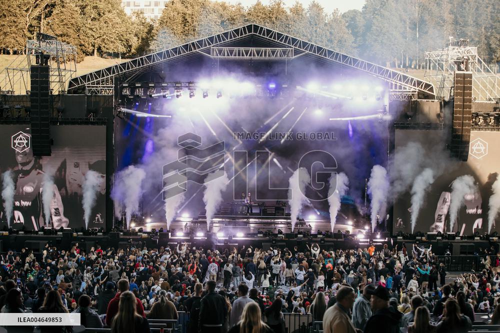 Alan Walker and Steve Aoki concert