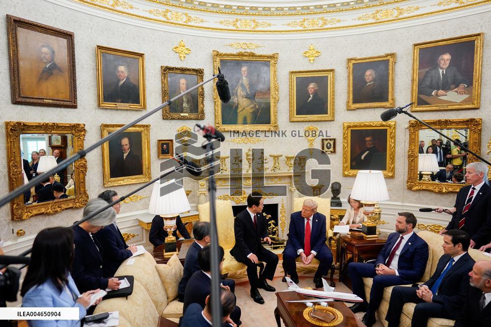 Donald Trump greets Lee Jae-myung - Washington