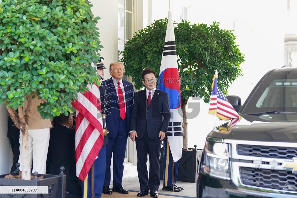 Donald Trump greets Lee Jae-myung - Washington