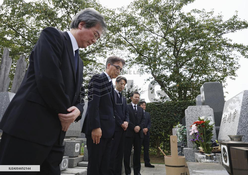 Police, prosecutors apologize at grave of wrongfully accused man