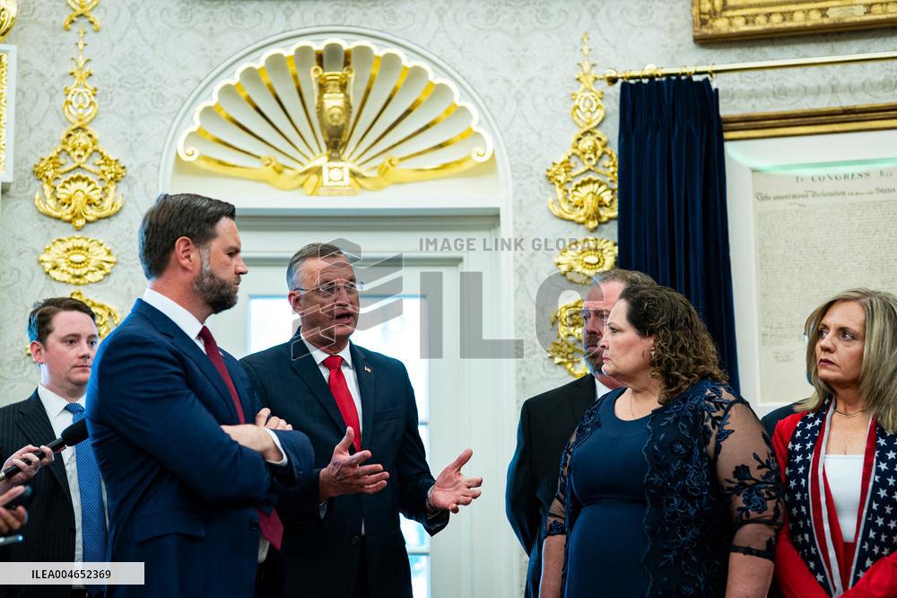 Trump Meets Families Of 13 Us Troops Killed In Afghanistan Withdrawal - DC