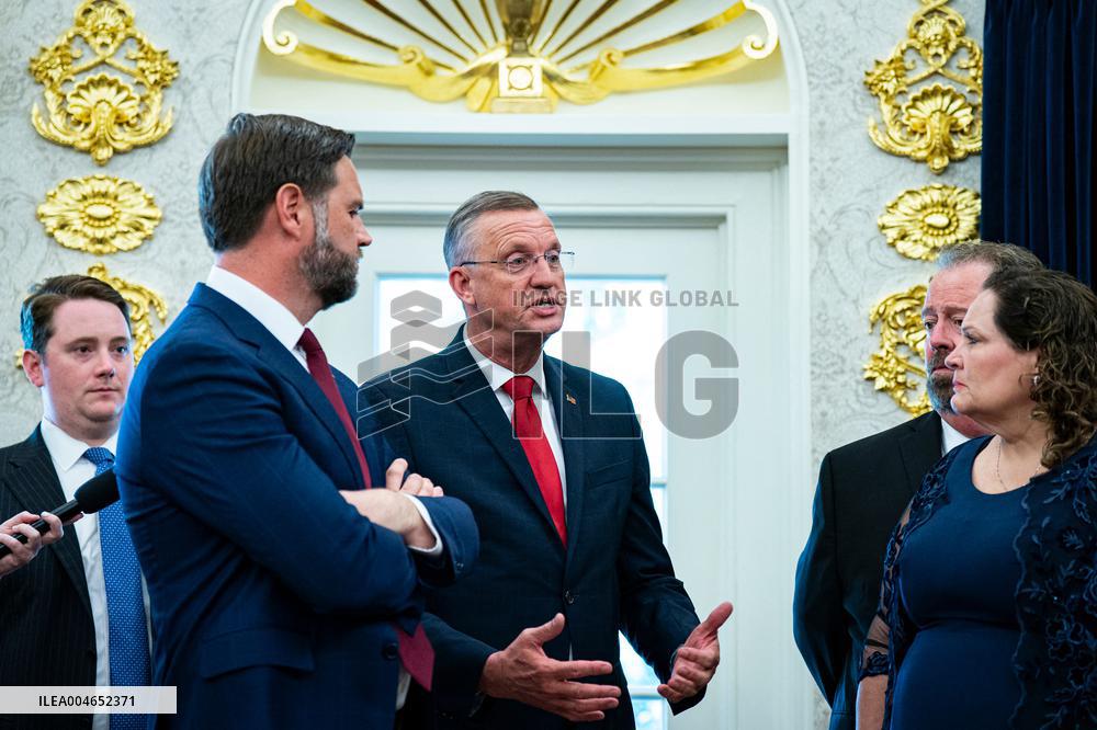 Trump Meets Families Of 13 Us Troops Killed In Afghanistan Withdrawal - DC