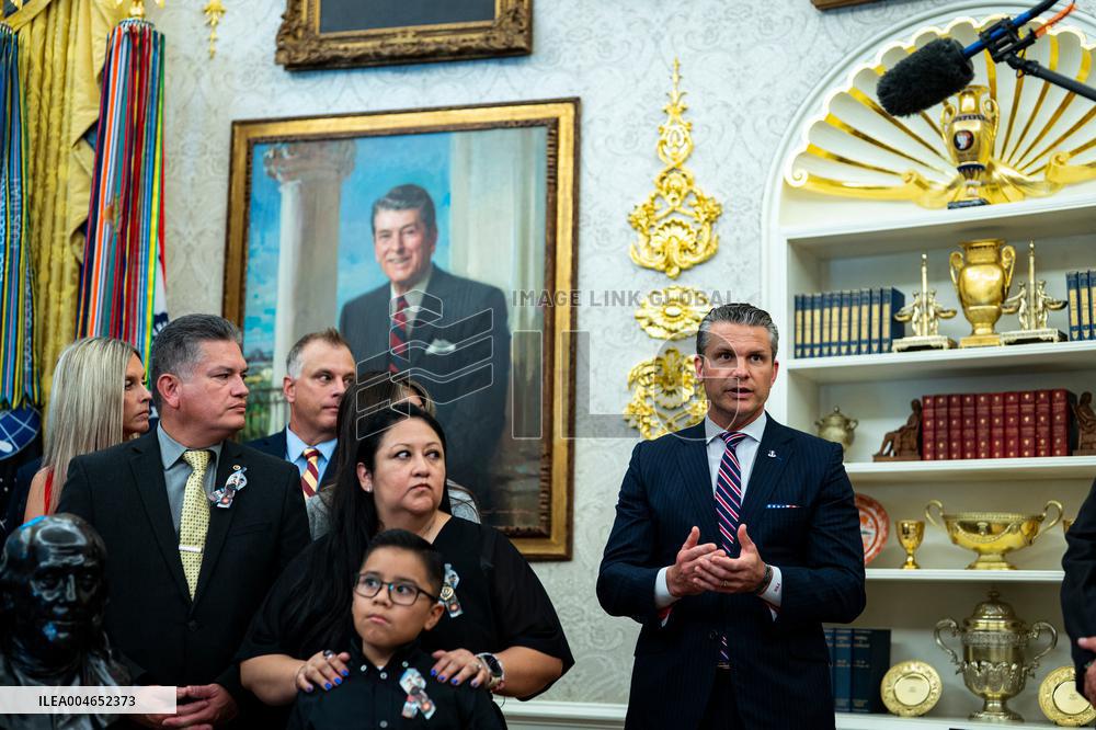 Trump Meets Families Of 13 Us Troops Killed In Afghanistan Withdrawal - DC