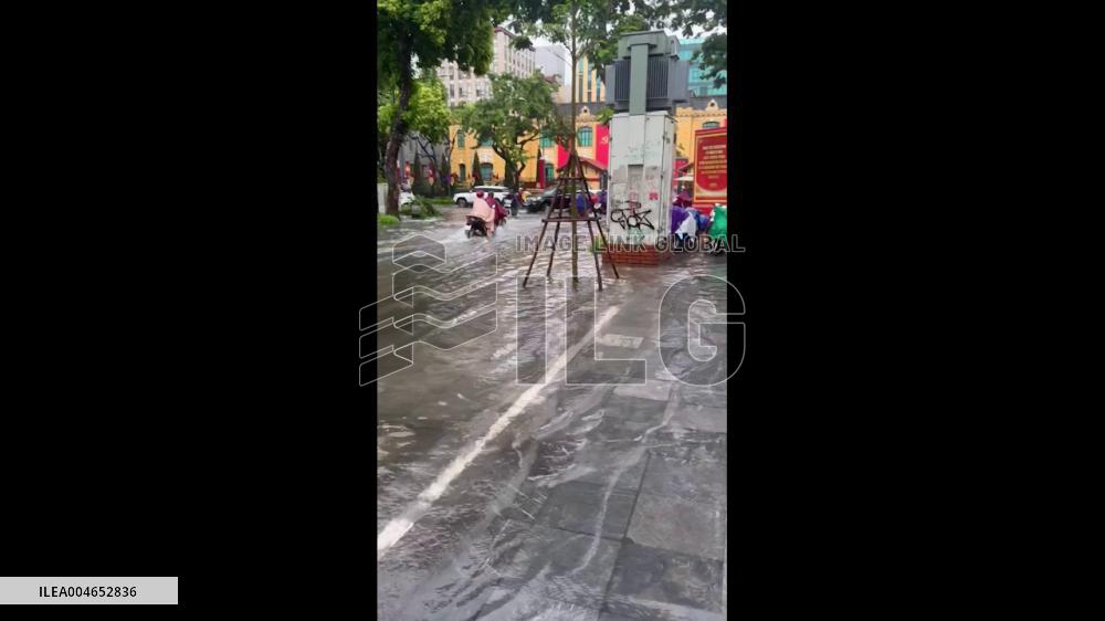 Vietnam: Typhoon Kajiki Floods Streets of Hanoi, Halts Traffic