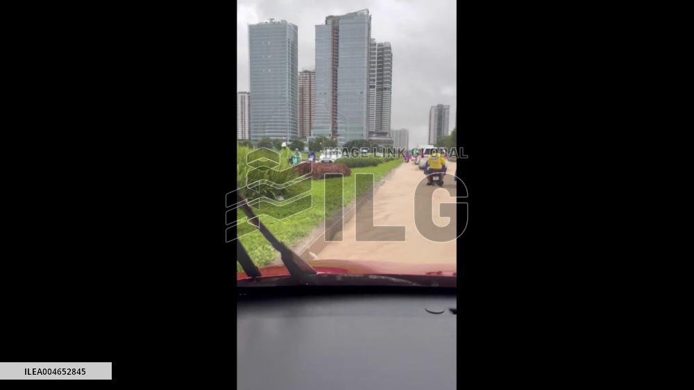 Vietnam: Typhoon Kajiki Floods Streets of Hanoi, Halts Traffic 2