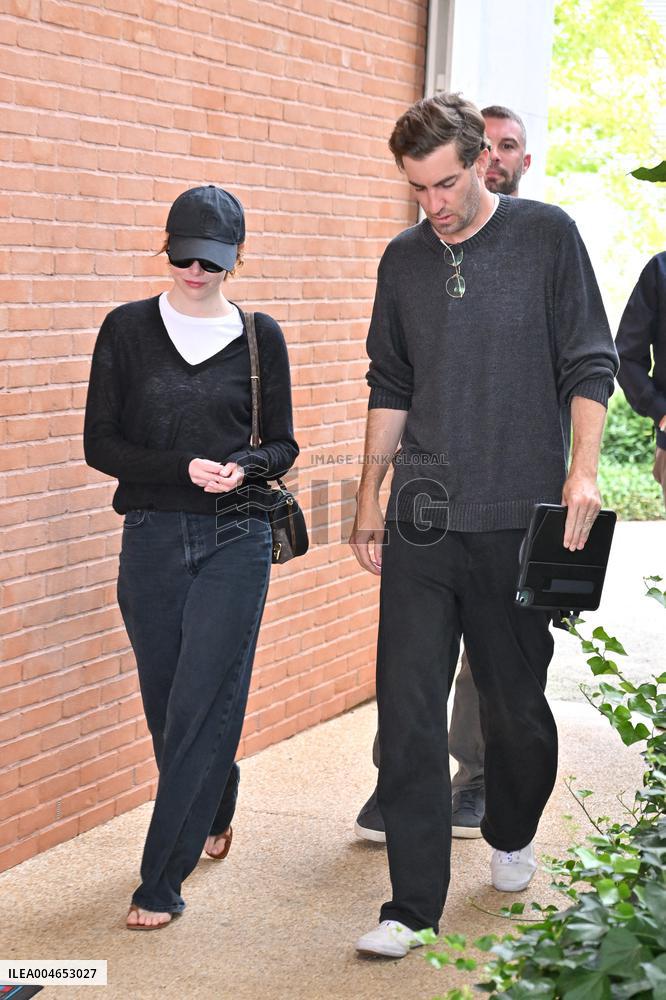 Venise Emma Stone Airport Arrivals JR