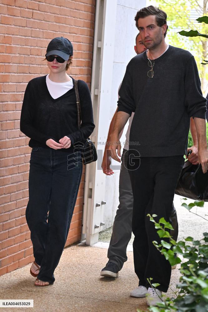 Venise Emma Stone Airport Arrivals JR