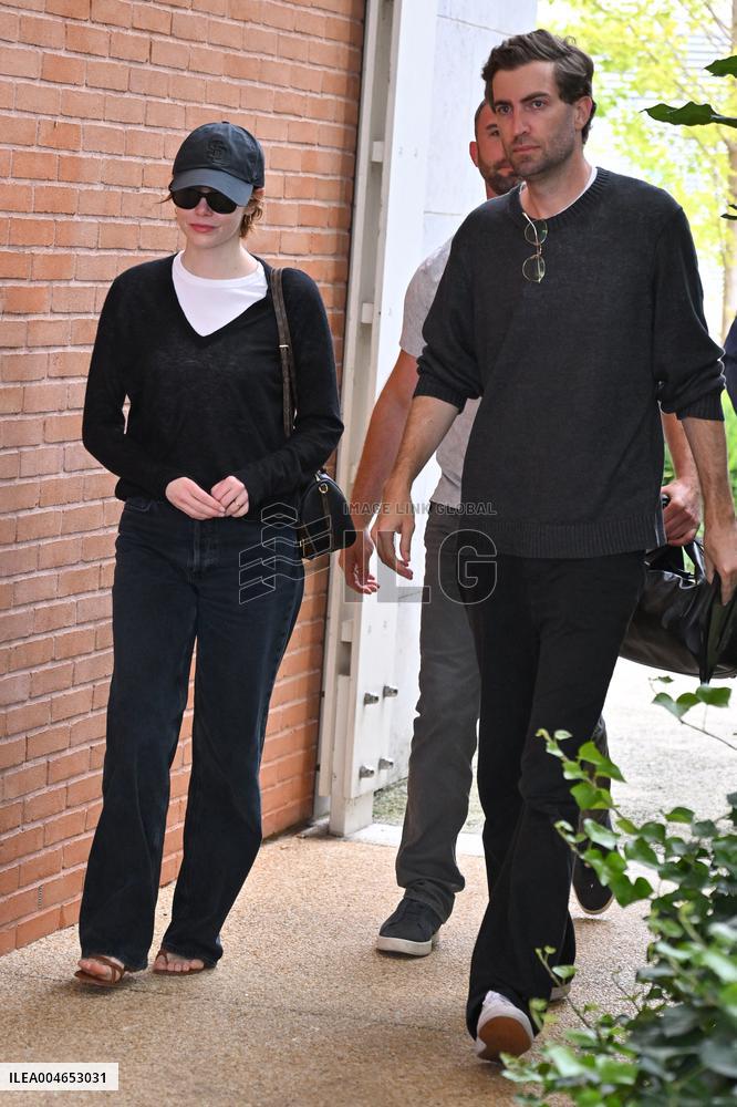 Venise Emma Stone Airport Arrivals JR