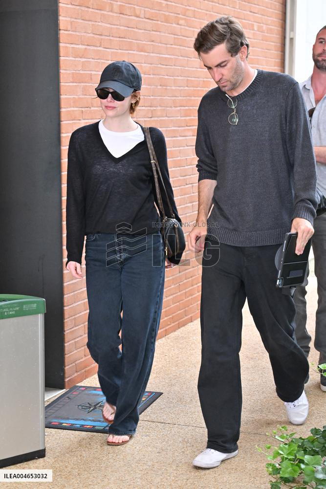 Venise Emma Stone Airport Arrivals JR
