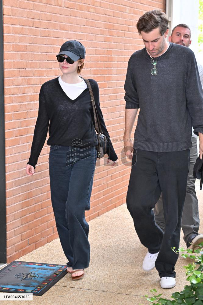 Venise Emma Stone Airport Arrivals JR