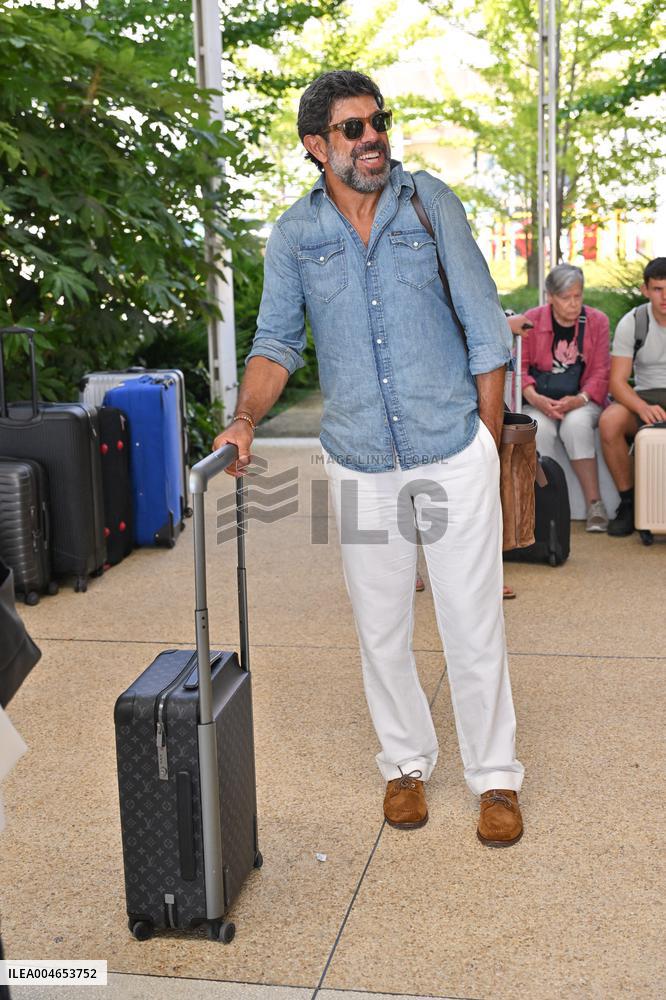 Venise Pierfrancesco Favino Airport Arrivals JR