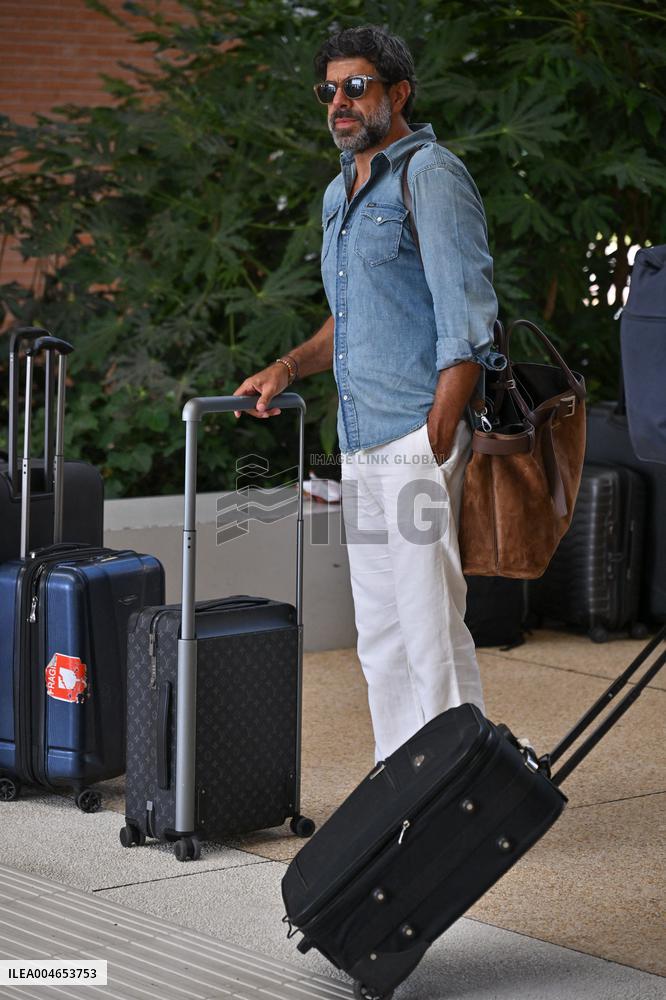 Venise Pierfrancesco Favino Airport Arrivals JR
