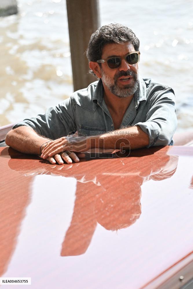 Venise Pierfrancesco Favino Airport Arrivals JR