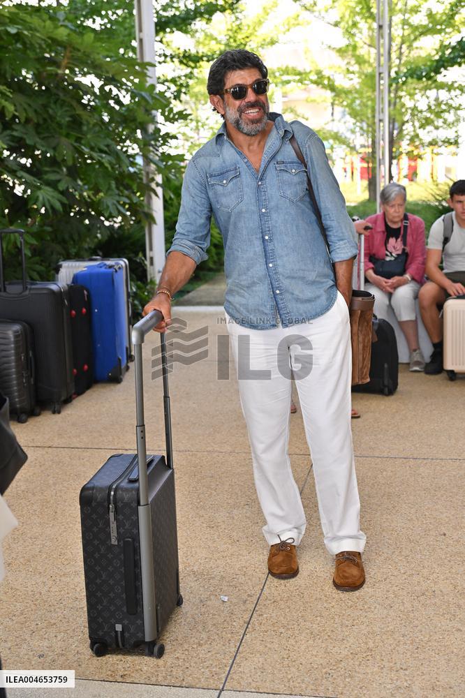 Venise Pierfrancesco Favino Airport Arrivals JR