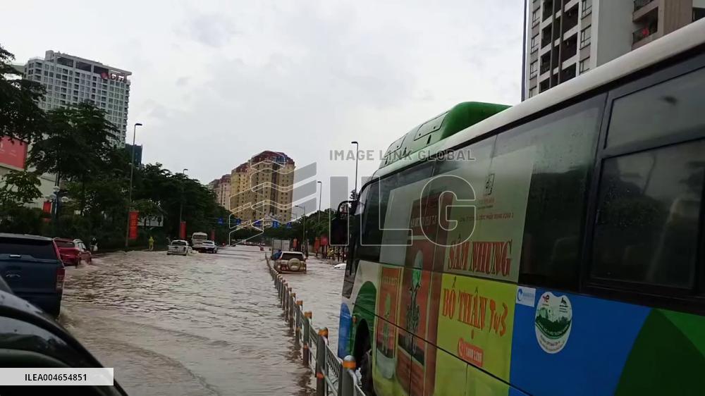 Vietnam: Typhoon Kajiki Floods Streets of Hanoi, Halts Traffic 4