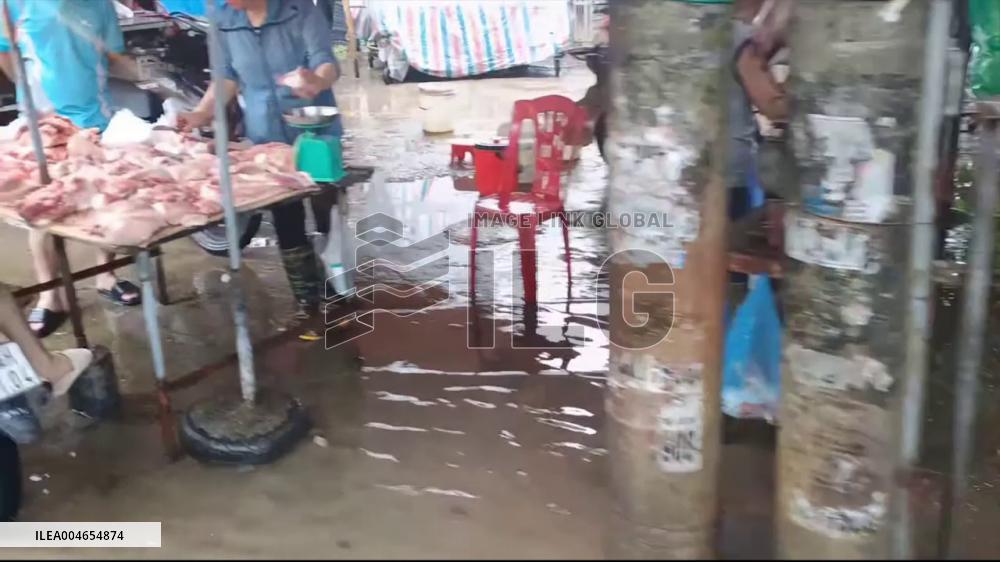 Vietnam: Typhoon Kajiki Floods Streets of Hanoi, Halts Traffic 5