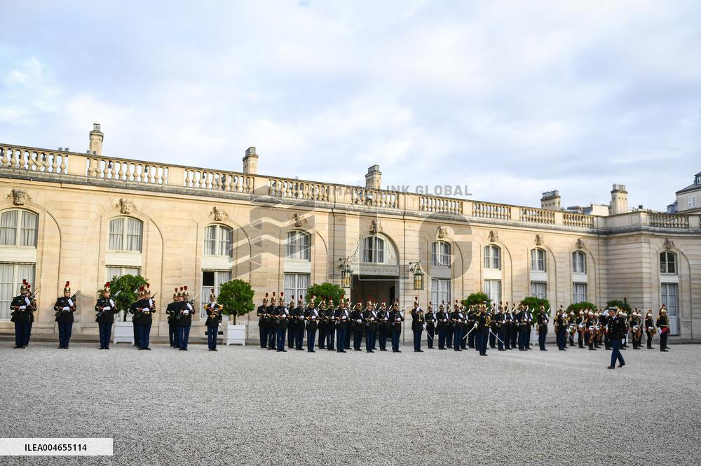 Emmanuel Macron welcomes Bassirou Diomaye Faye at the Elysee FA
