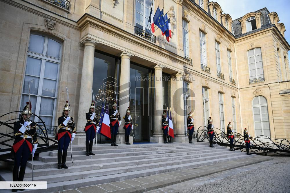 Emmanuel Macron welcomes Bassirou Diomaye Faye at the Elysee FA
